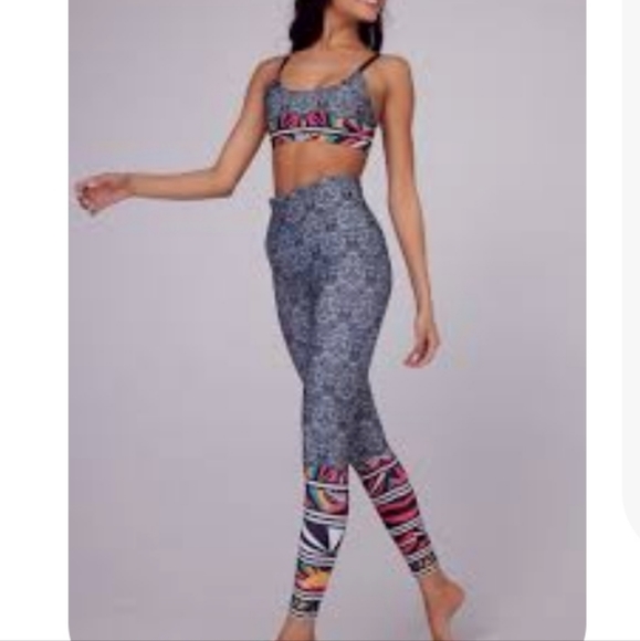 SALE $38 ONZIE HOT YOGA GRAPHIC LEGGINGS NEW - Picture 2 of 7